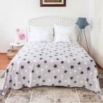 Plyšový kociek so šedým vzorom hviezd